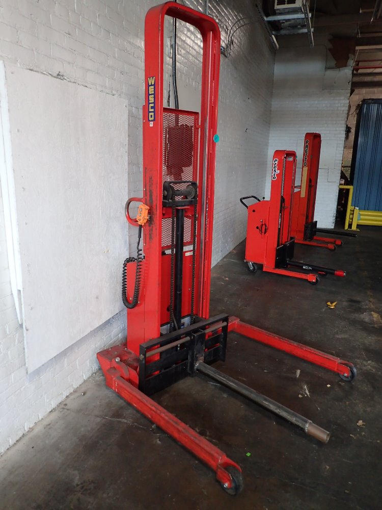 Wesco Electric Straddle Lift